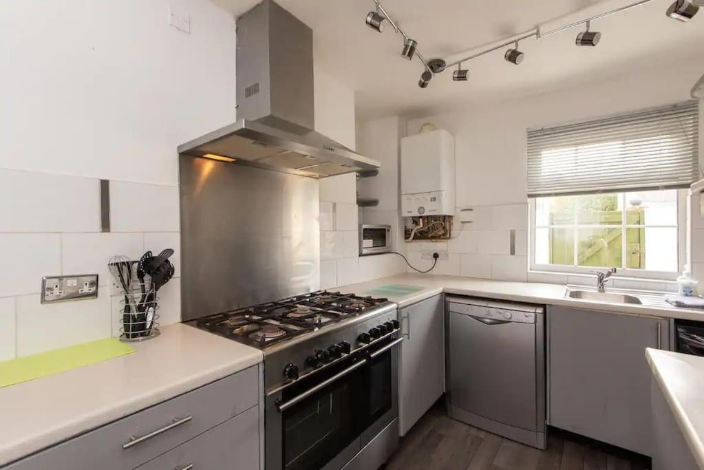 Peaceful Home From Home - Spacious 3 Bedroom House Accommodating 7 - Ideal For Families And Workers Гейтсхед Экстерьер фото